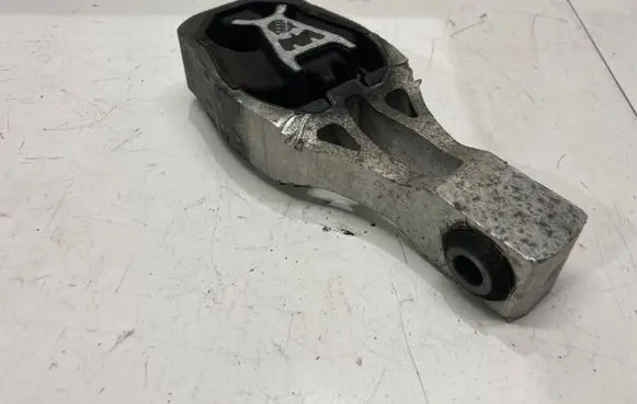 Peugeot 3008 II Engine mount bracket 9811786680