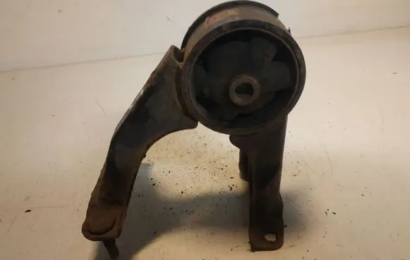 Toyota Avensis T220 Engine mount bracket