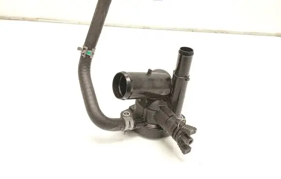 Toyota Yaris XP210 Thermostat/thermostat housing 