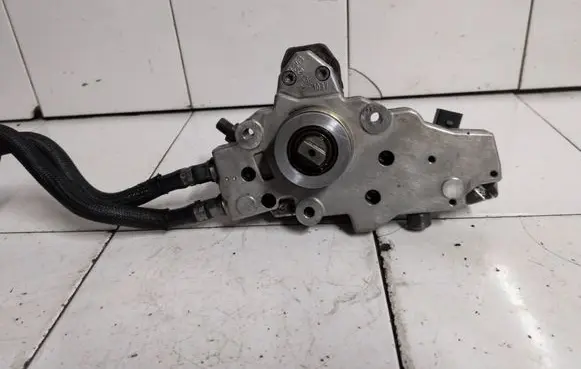 Mercedes-Benz Vito Viano W639 Fuel injection high pressure pump 0445010143 A6460700401