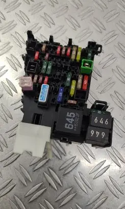 Volkswagen PASSAT B8 Fuse module 5Q0937615C