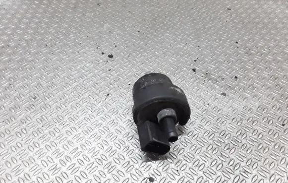 Volkswagen Golf V Vacuum valve 058133459