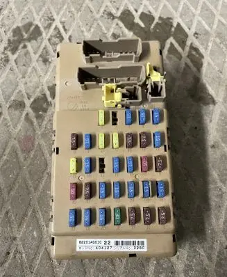 Subaru Outback Fuse module 82201AG010 404127 JB200500N
