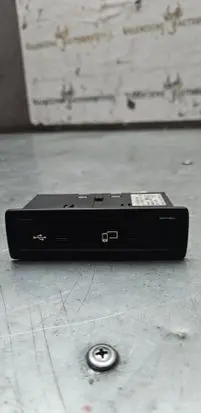 Mercedes-Benz GLC X253 C253 USB socket connector A1678201302 0046831 A2C1668941108