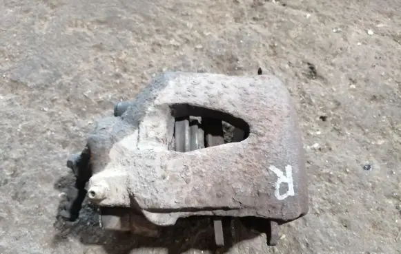 Volkswagen Golf V Front brake caliper