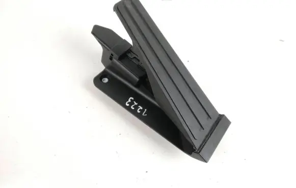 Accelerator throttle pedal
