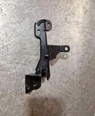 Opel Insignia A Intercooler pipe mounting bracket 55573930