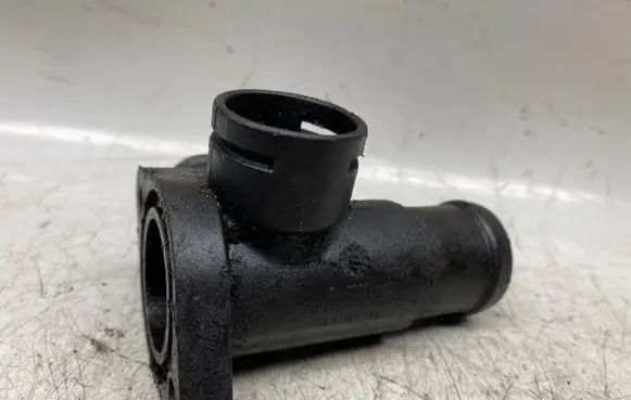 Volkswagen PASSAT B5 Engine coolant pipe/hose 028121133