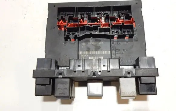Volkswagen PASSAT B6 Fuse module 3C0937049H 16400