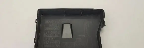 Toyota Avensis T270 Fuse box cover 8266205130