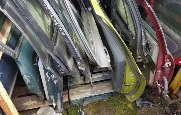 Nissan Primera Rear door