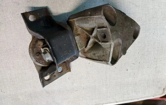 Renault Clio III Engine mount bracket 8200477151