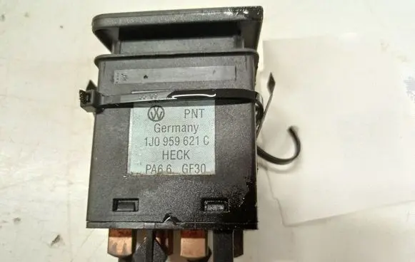 Volkswagen Golf IV Windscreen/window heater switch 1J0959621C