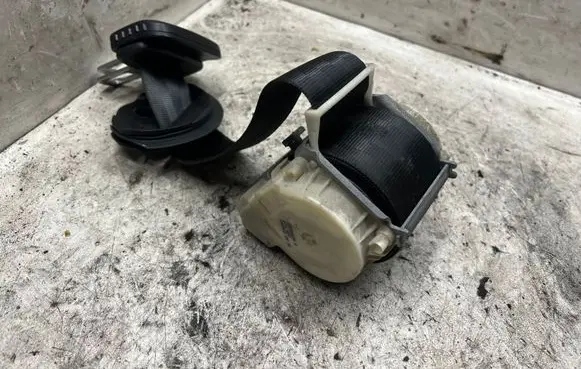 Volkswagen Touran I Third row seat belt 33058835