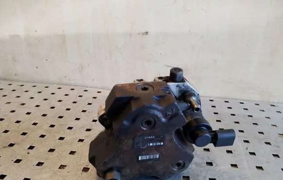BMW X3 E83 Fuel injection high pressure pump 7798333 0445010146 516809
