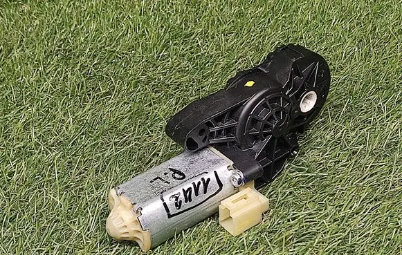 Ford Fusion II Seat adjustment motor 82753734 6004RA3181