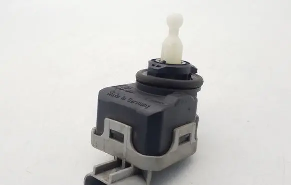 Headlight level adjustment motor