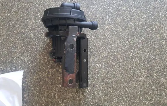 Volkswagen Touran I Secondary air pump 20AD073620