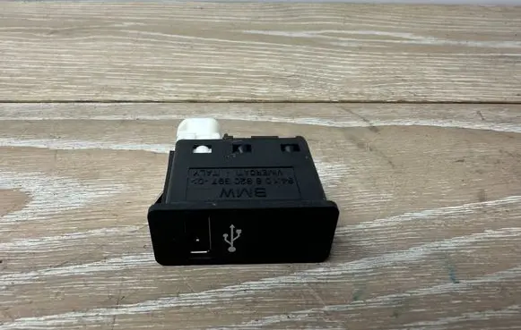 Mini Cooper Countryman R60 USB socket connector 6820397