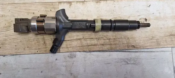 Toyota Corolla Verso E121 Fuel injector 2367027020