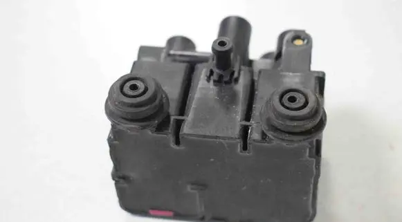 Land Rover Range Rover Velar Air suspension control unit module (rear) 1028421