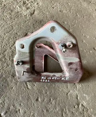 Audi A6 S6 C6 4F Fender mounting bracket 4F0821135