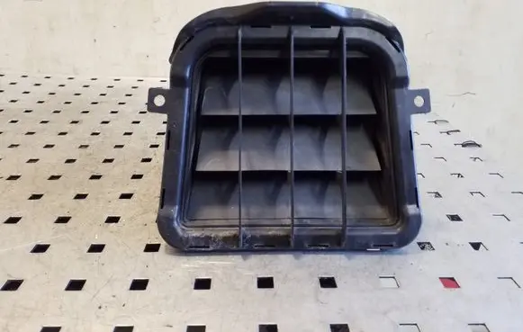 Quarter panel pressure vent