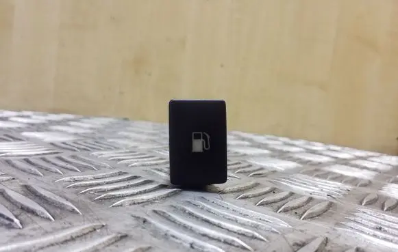 Toyota Avensis T270 Fuel tank opening switch 15C252