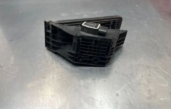 Mercedes-Benz E W212 Accelerator throttle pedal A2043000004 1058 260712