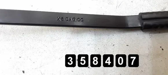 Rear wiper blade arm