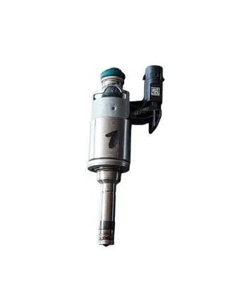 Volkswagen Golf VII Fuel injector 5Q0477 0261500477 04E906036AF