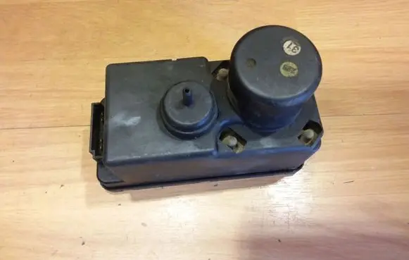 Volkswagen Golf III Central locking vacuum pump 357862257