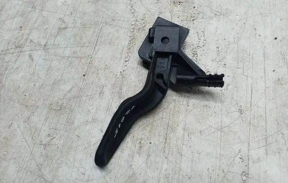 Opel Zafira B Engine bonnet (hood) release handle 218186591