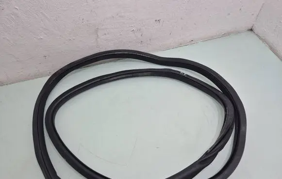 Volkswagen Tiguan Front door rubber seal 5N0867911