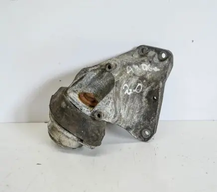 Audi A4 S4 B7 8E 8H Engine mounting bracket 8E0399113L