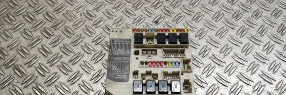Nissan Note (E11) Fuse module 284B7AX62A R1532 6J06