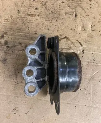Chevrolet Captiva Engine mount bracket