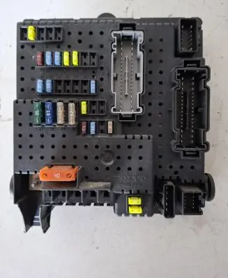 Volvo XC70 Fuse module 30786646 07W105 28080156
