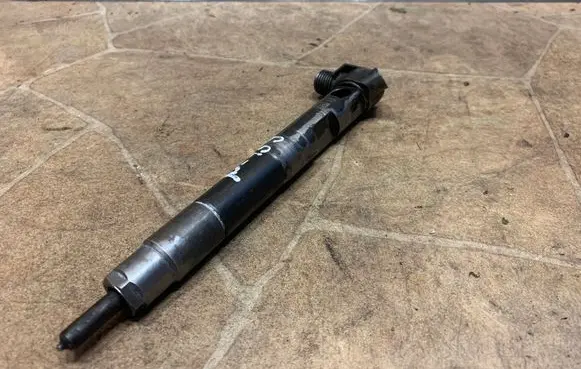 Mercedes-Benz E W212 Fuel injector A6510702887
