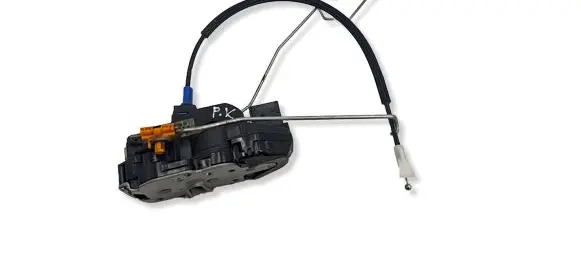 Opel Mokka Front door lock 3023881