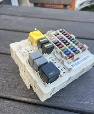 Ford Focus Fuse module 518273305 2M5T14A073BD