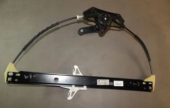 Rear door manual window regulator