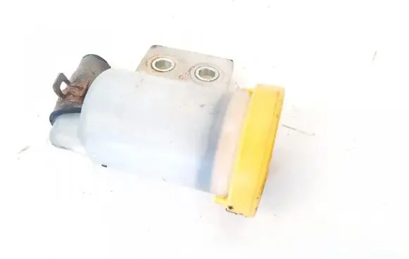 Subaru Legacy Brake fluid reservoir 