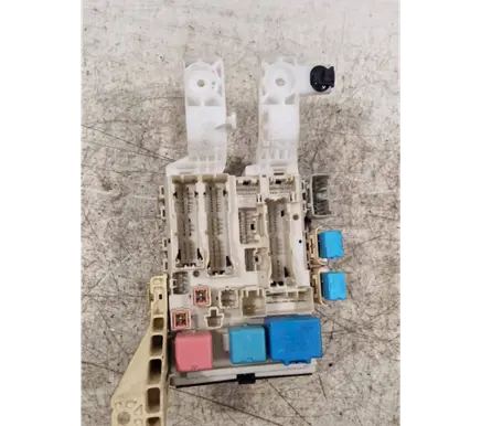 Toyota Yaris Fuse module 8273052321 71182022