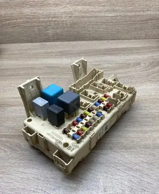 Toyota Avensis T250 Fuse module 82641CA030F