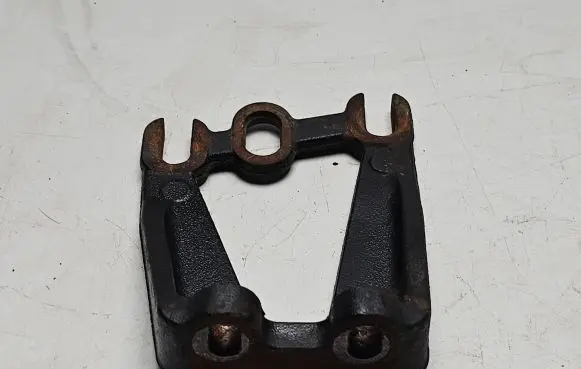 Opel Vivaro Engine mounting bracket 8200577165