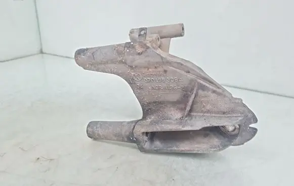 Volkswagen Touareg I Engine mounting bracket 070199308A