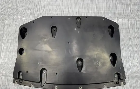 Maserati Quattroporte Engine splash shield/under tray 670031359