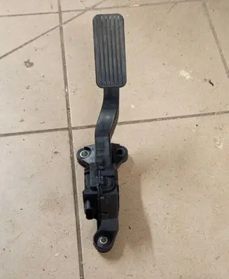 Accelerator throttle pedal