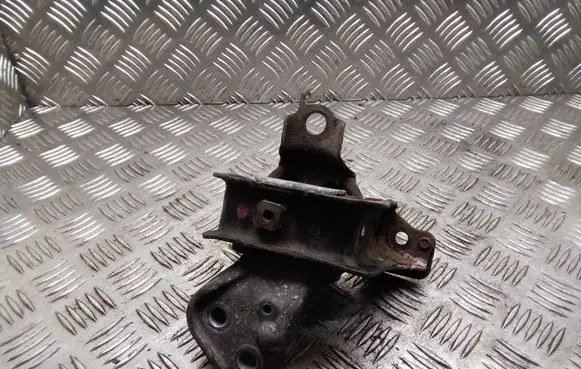 Toyota Yaris Engine mount bracket